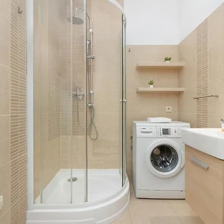 In The Center Of With Balcony And Separate Kitchen By Renters アパート ワルシャワ