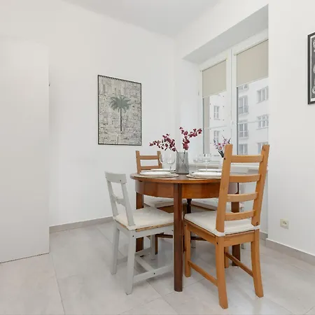 アパート In The Center Of With Balcony And Separate Kitchen By Renters ワルシャワ