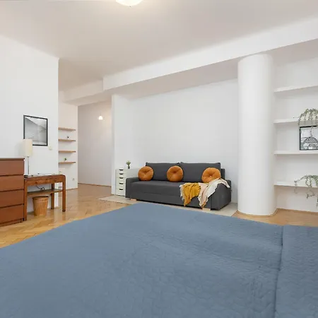 アパート In The Center Of With Balcony And Separate Kitchen By Renters