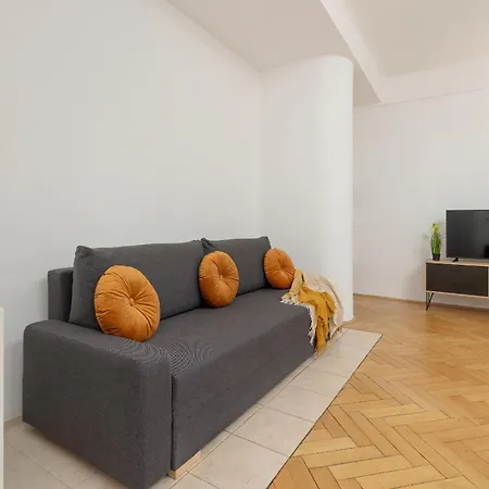 アパート In The Center Of With Balcony And Separate Kitchen By Renters ワルシャワ