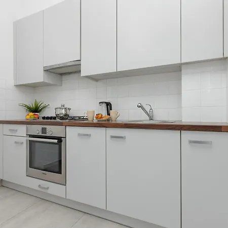 In The Center Of With Balcony And Separate Kitchen By Renters *