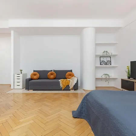 In The Center Of With Balcony And Separate Kitchen By Renters Appartement *