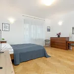 Apartamento In The Center Of With Balcony And Separate Kitchen By Renters *