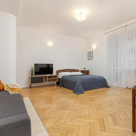 In The Center Of With Balcony And Separate Kitchen By Renters وارسو