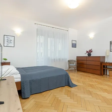 Apartament In The Center Of With Balcony And Separate Kitchen By Renters *