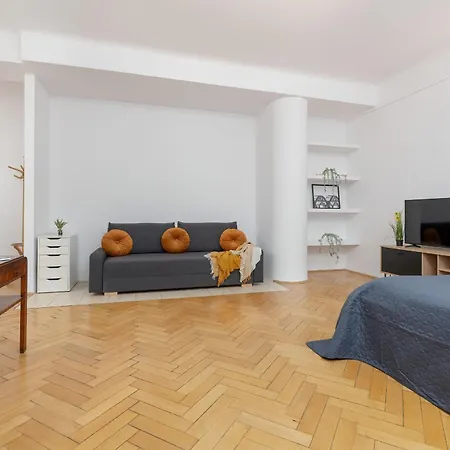 In The Center Of With Balcony And Separate Kitchen By Renters * وارسو