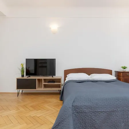 Apartment In The Center Of With Balcony And Separate Kitchen By Renters *